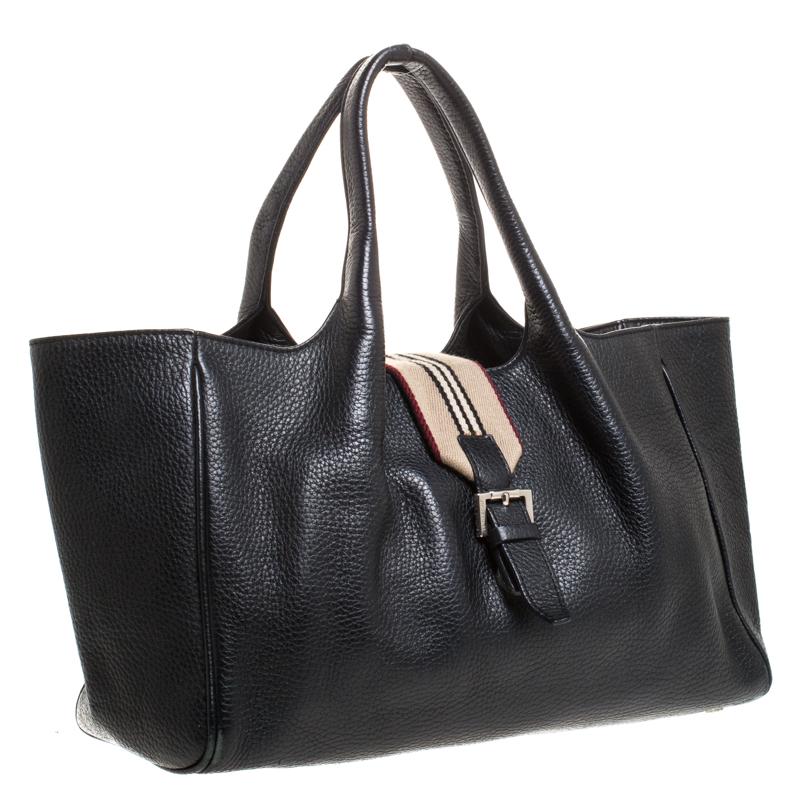 Burberry Tote con fibbia in pelle nera In condizioni buone a Dubai, Al Qouz 2