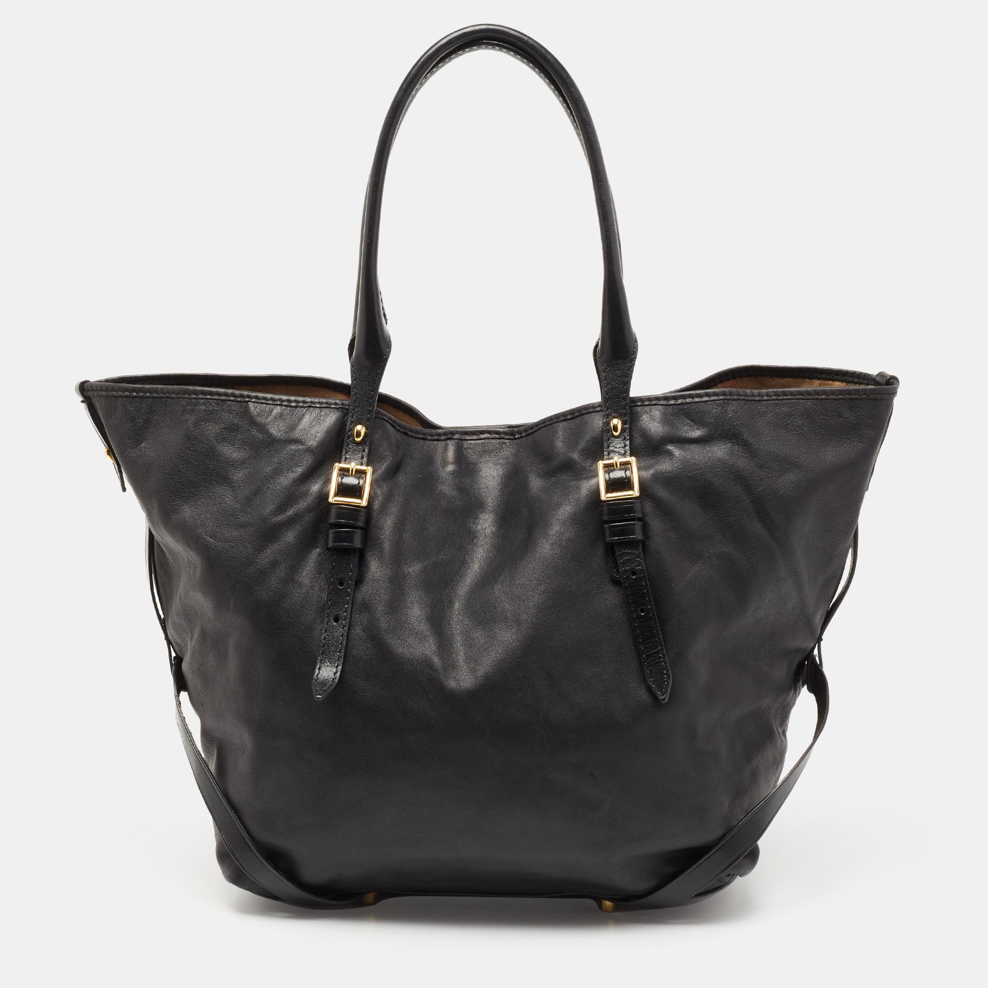 This Burberry Canterbury tote has the perfect combination of ease and style. Created from leather, it is held by dual handles at the top and branded accent on the front makes it easily recognizable. The fabric-lined interior of the bag is spacious
