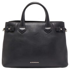 Burberry Schwarze Banner-Tasche aus Leder mit Kette