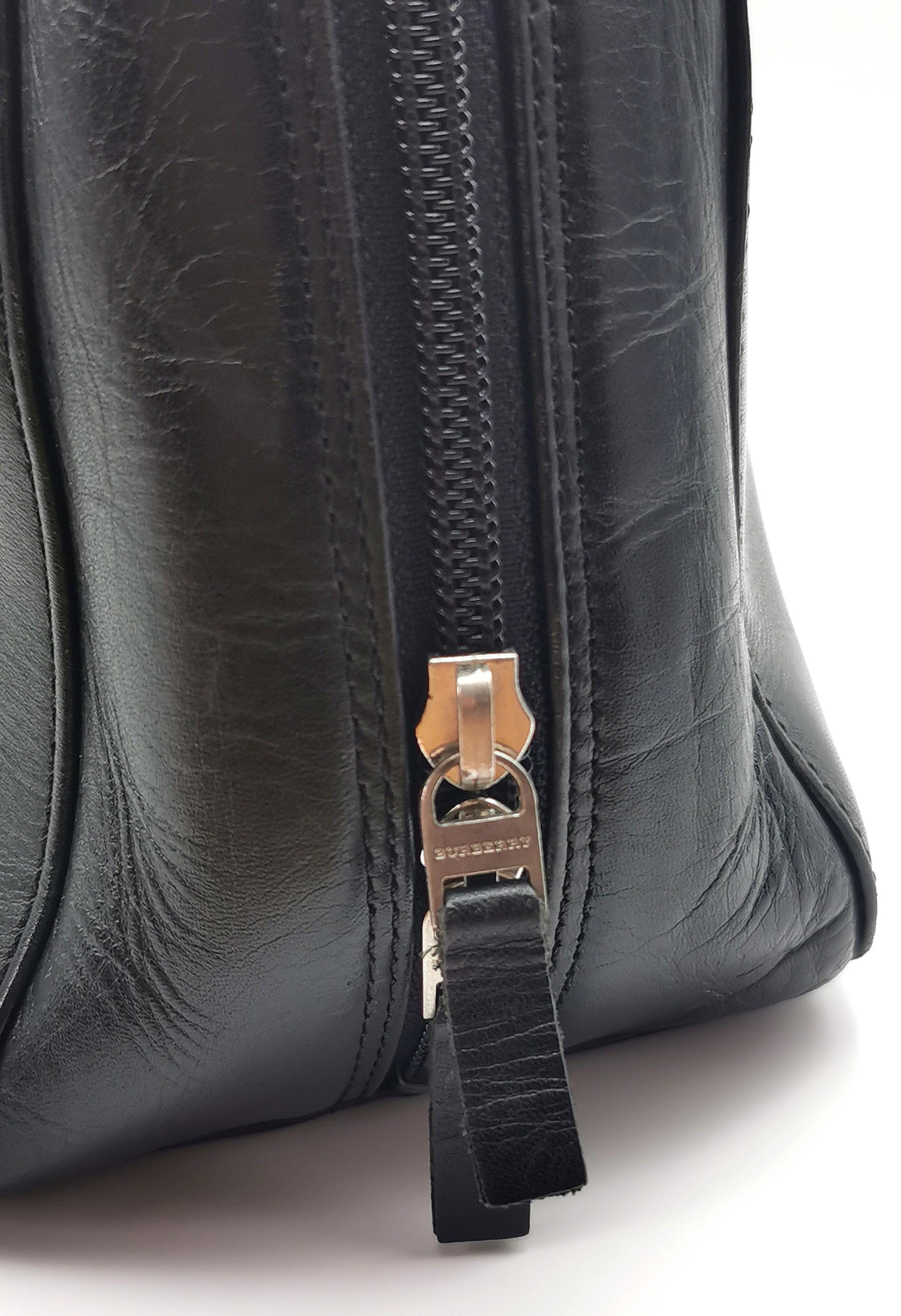Bolso Burberry de piel negra con ribete de cuadros en venta 6