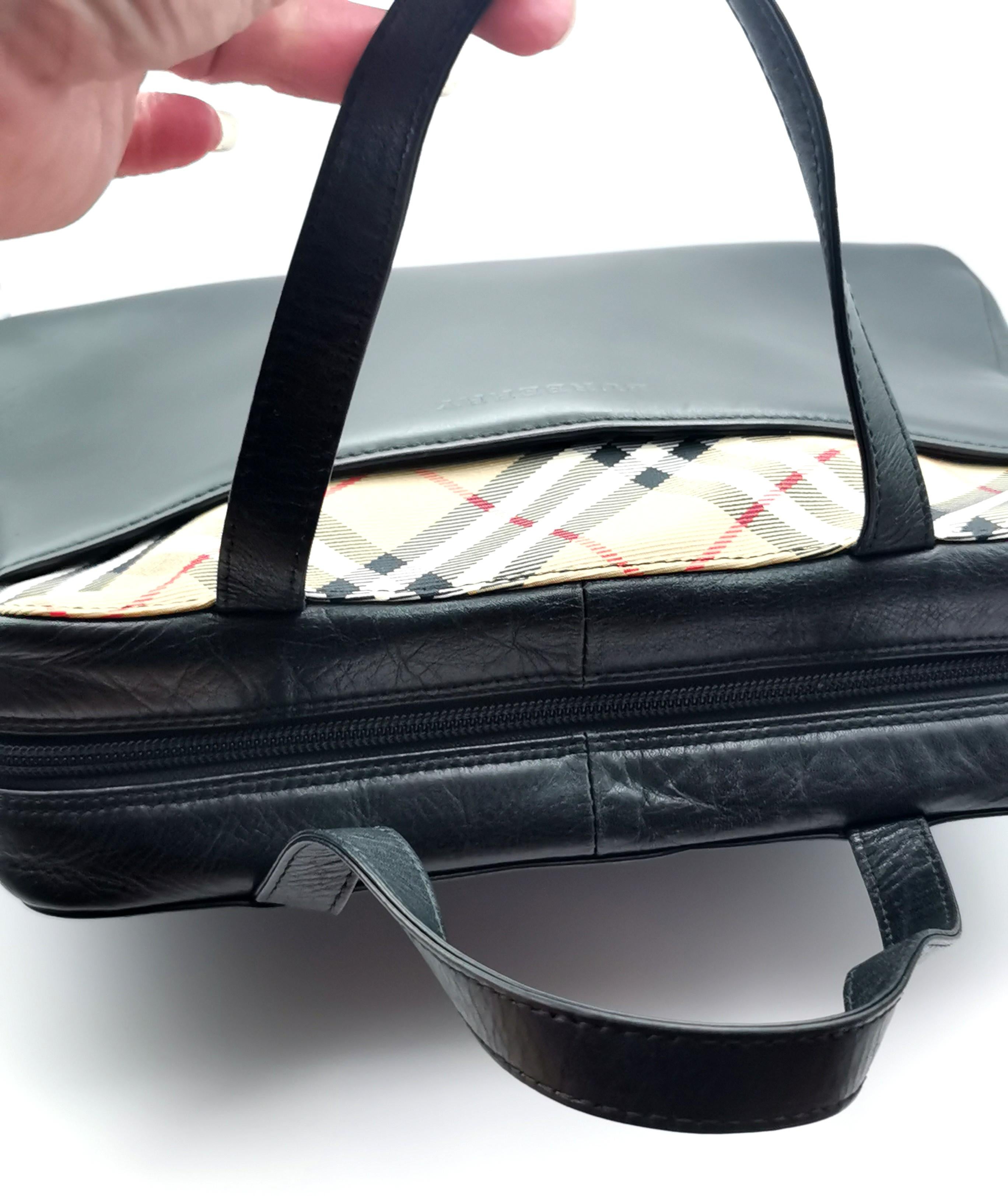 Bolso Burberry de piel negra con ribete de cuadros en venta 9