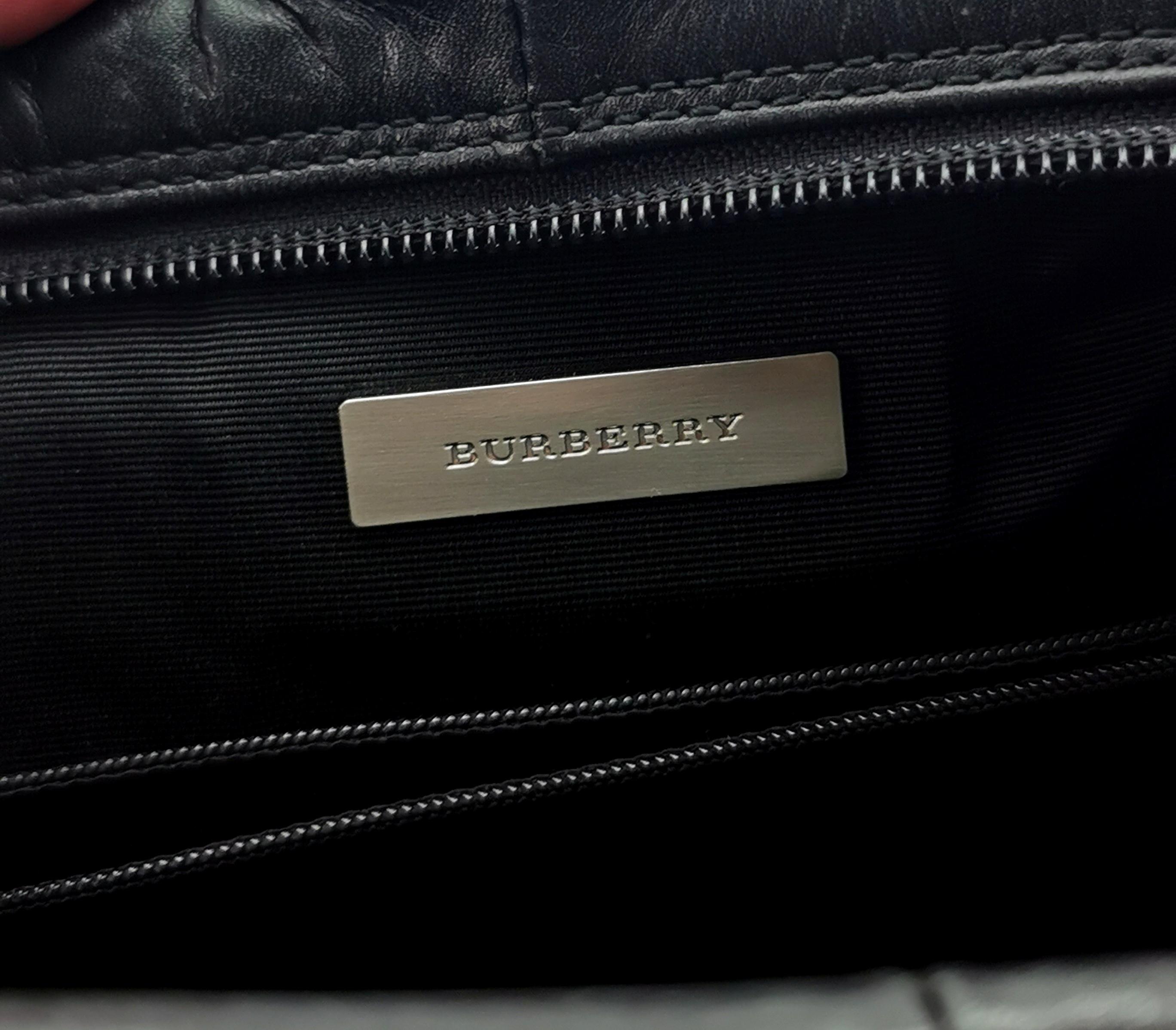 Bolso Burberry de piel negra con ribete de cuadros en venta 10