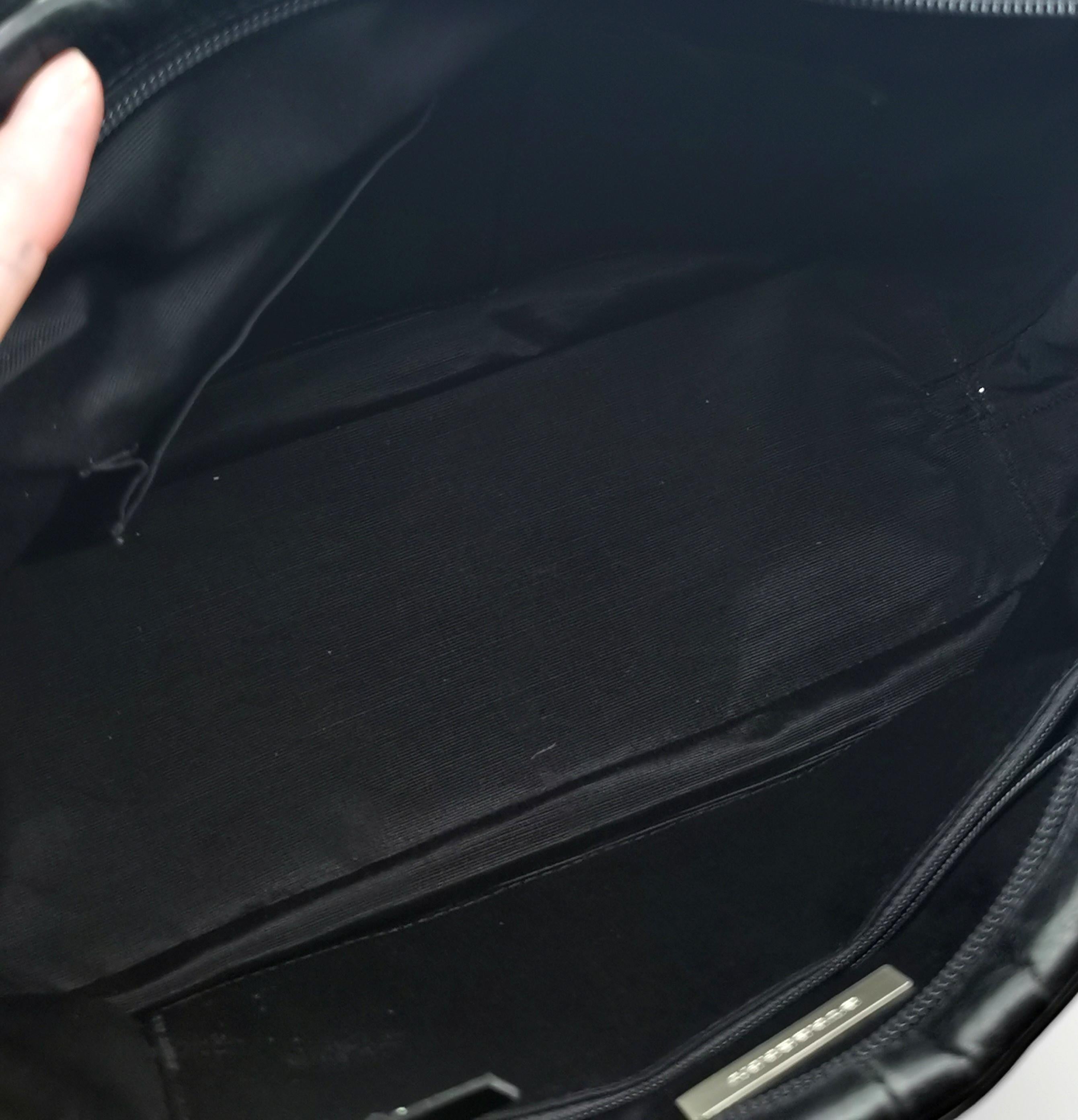 Bolso Burberry de piel negra con ribete de cuadros en venta 11