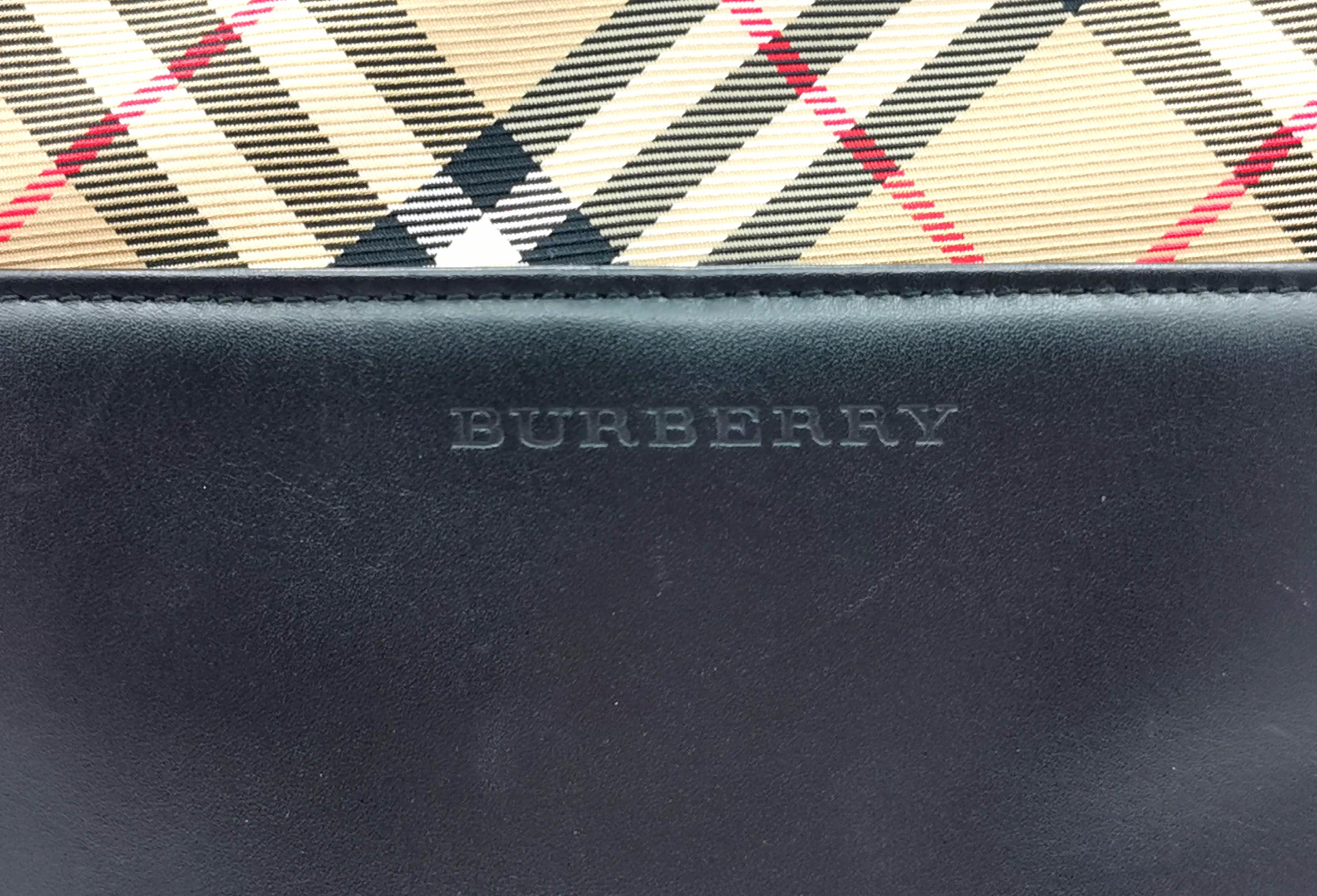 Bolso Burberry de piel negra con ribete de cuadros en venta 1