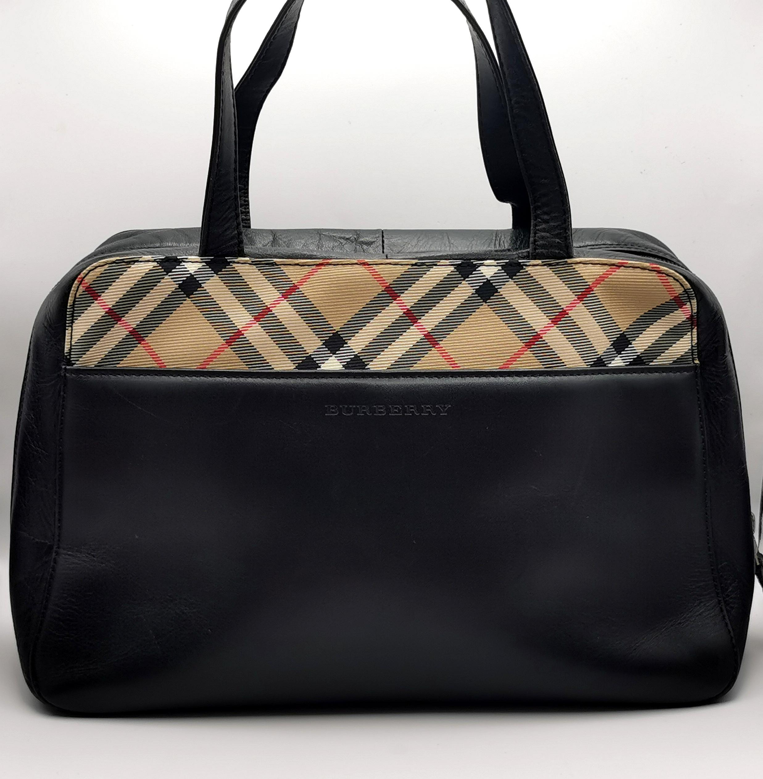 Bolso Burberry de piel negra con ribete de cuadros en venta 2