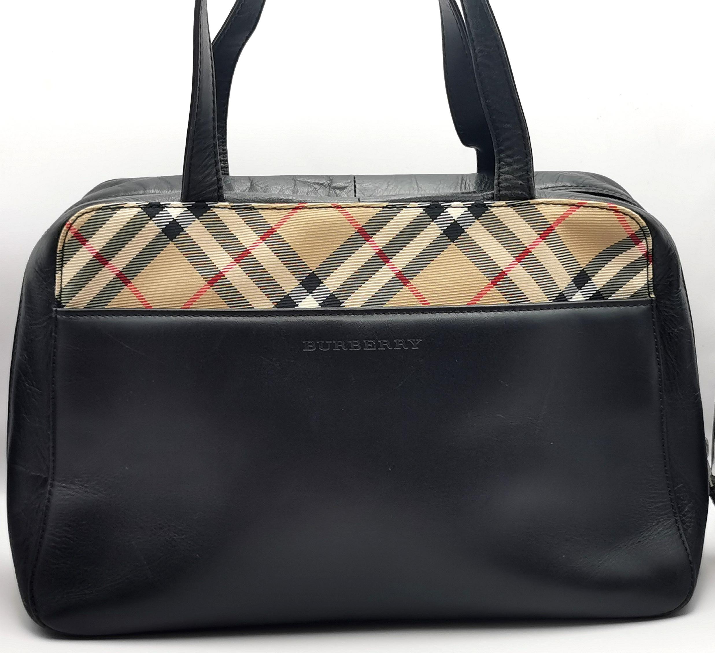 Bolso Burberry de piel negra con ribete de cuadros en venta 4