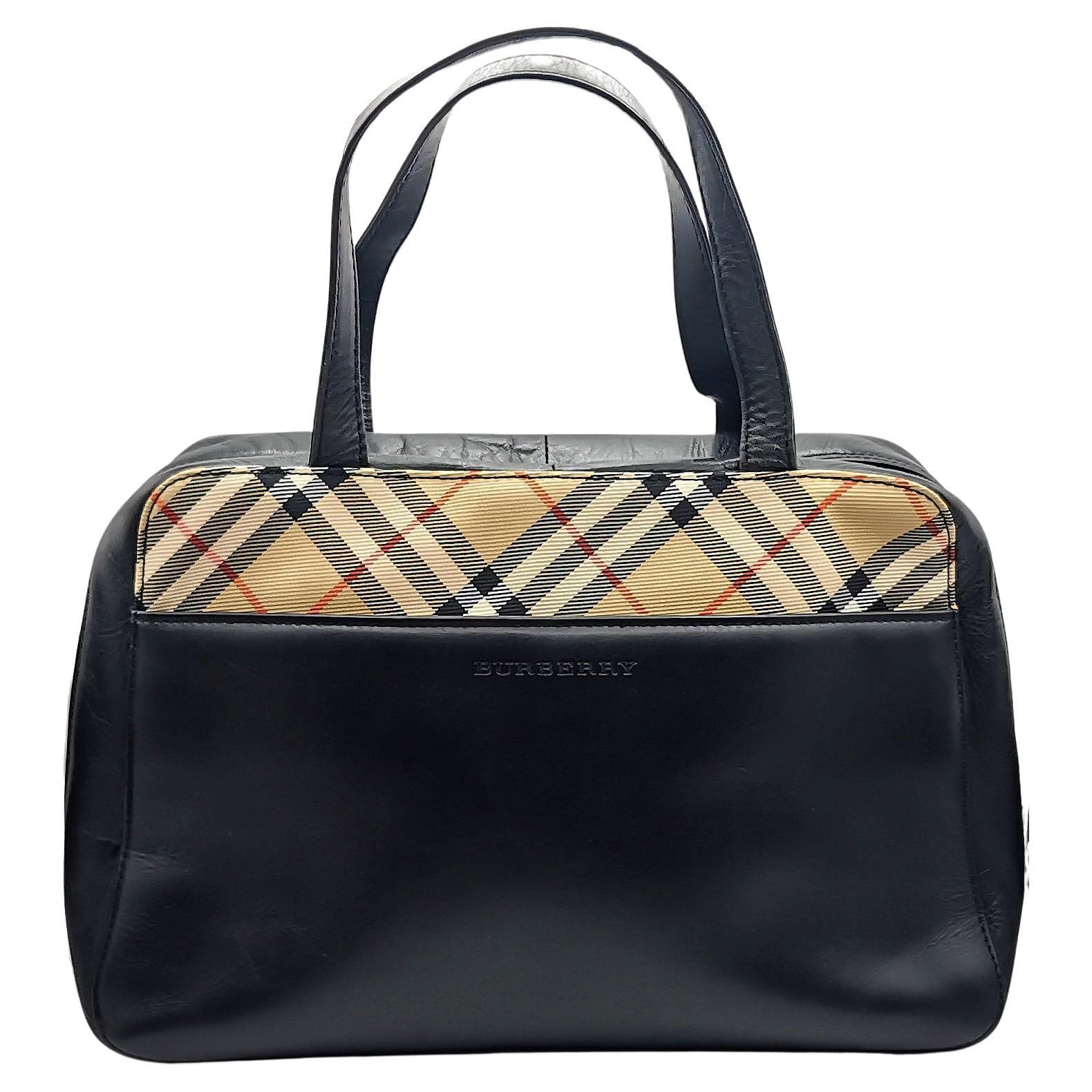 Bolso Burberry de piel negra con ribete de cuadros en venta