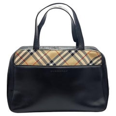 Borsa Burberry in pelle nera con finiture a quadri