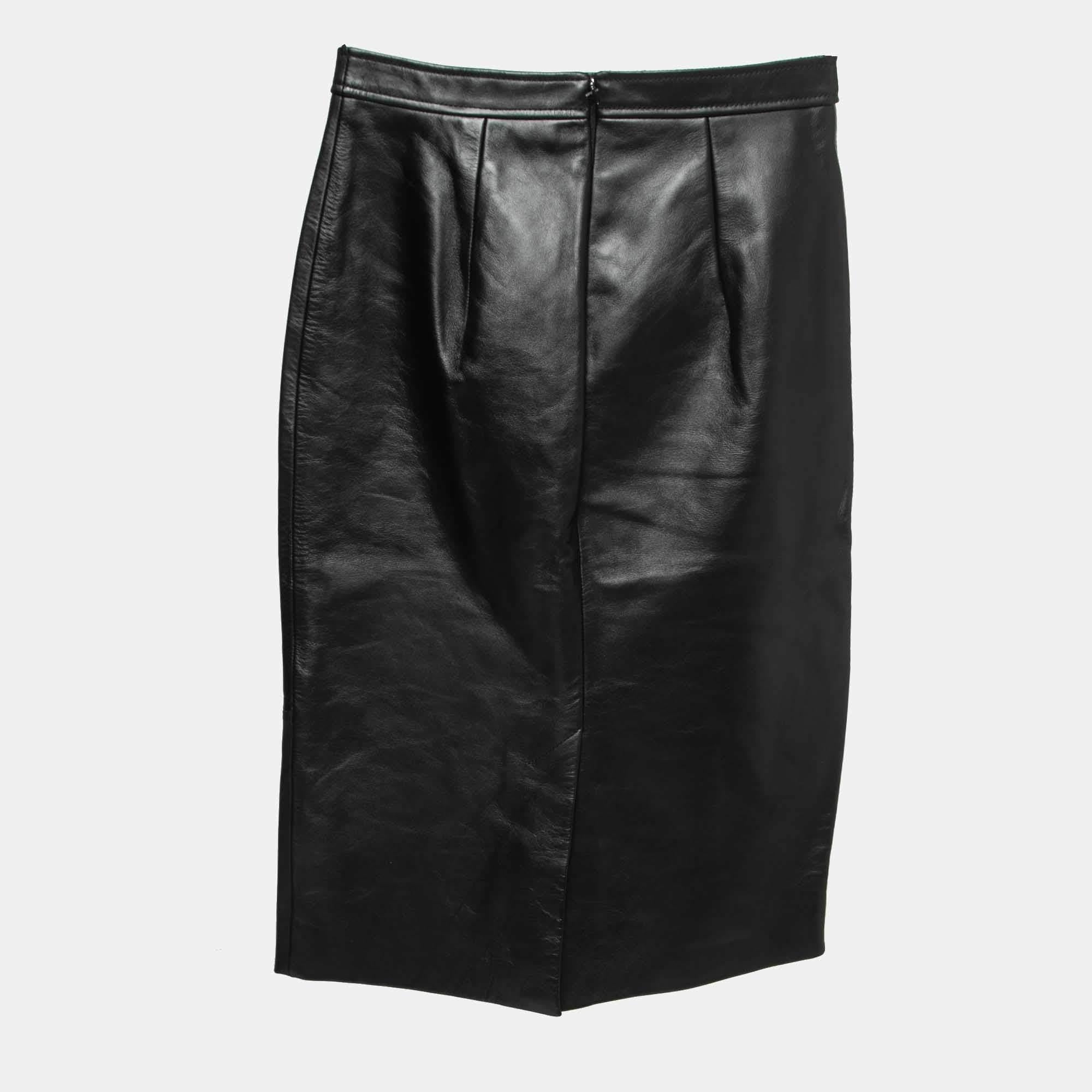 This elegant Burberry skirt is worth adding to your closet! Crafted from fine materials, it is exquisitely designed into a flattering shape.

Includes: Tag
