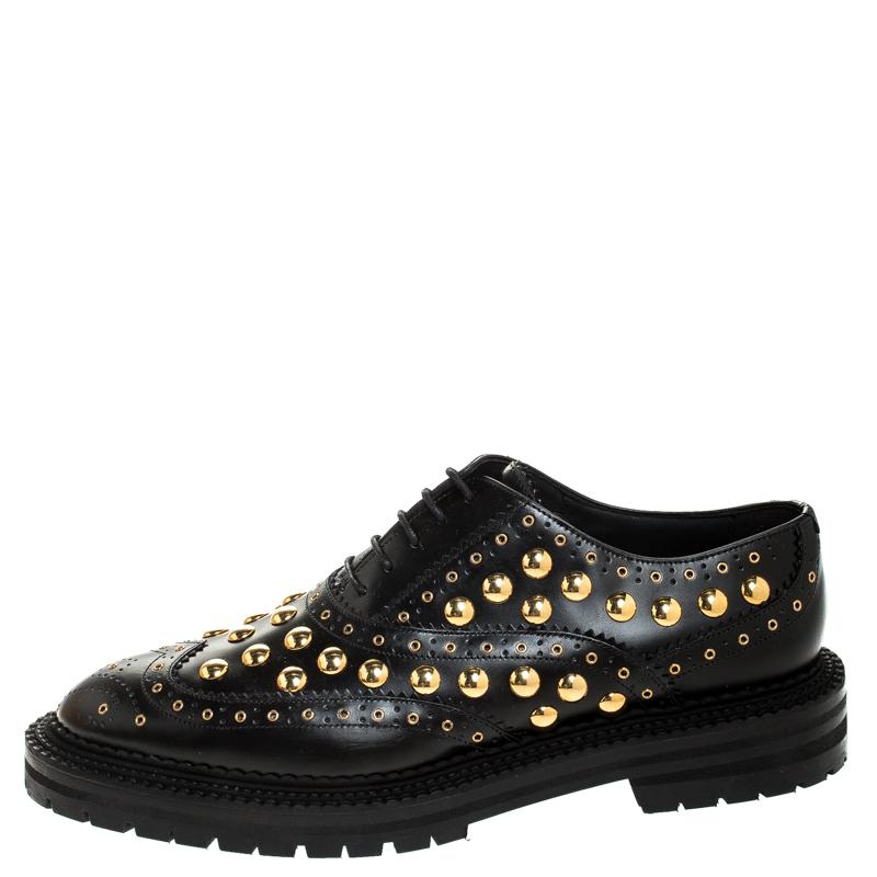 A perfect combination casual and rocker dressy, these stunning Burberry Deardown oxfords are a must have for all bold fashion lovers. Constructed in black leather and accented with gold-tone eyelet covered brogue details, these shoes feature