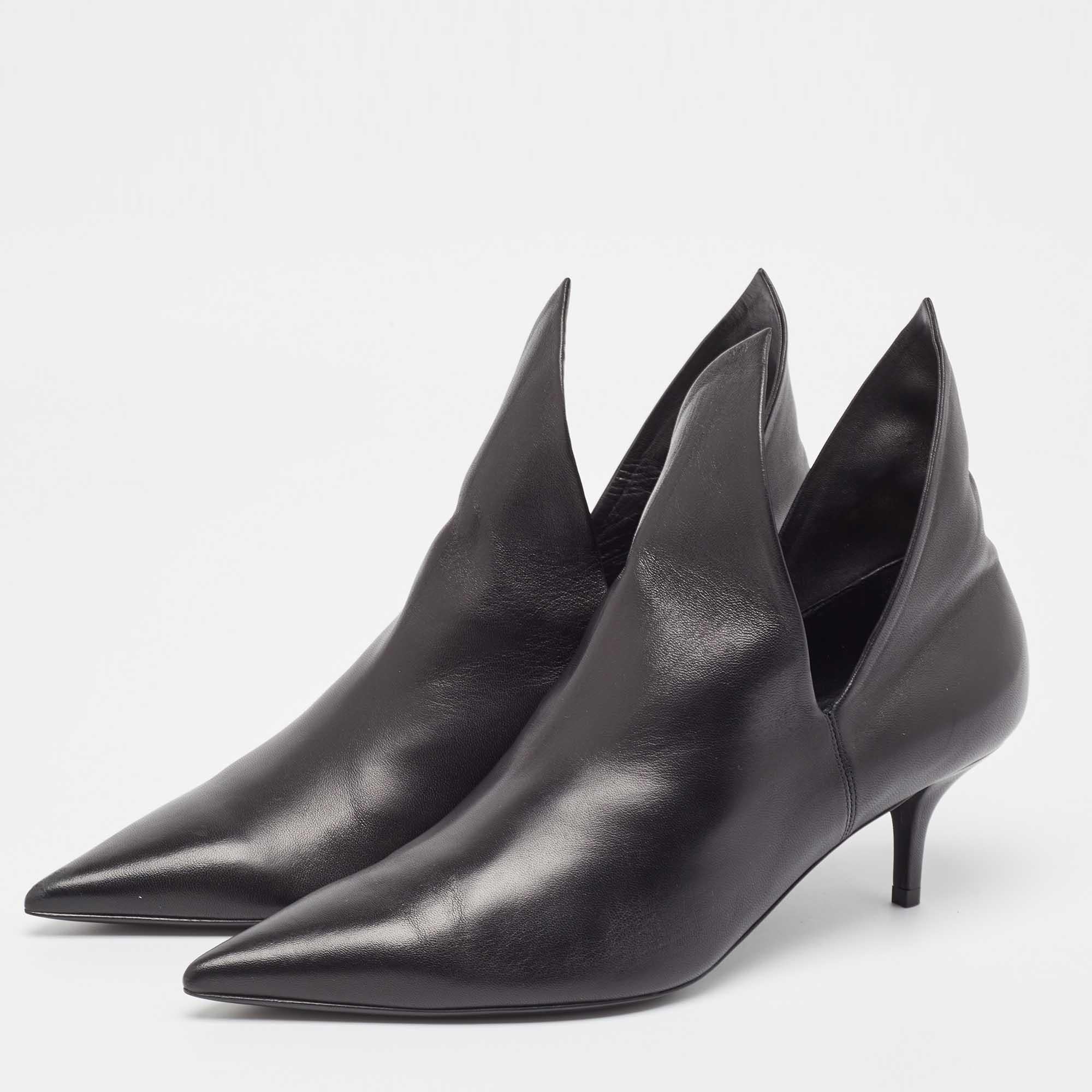 Setzen Sie mit diesen Designer-Pumps ein schickes Stil-Statement. Sie zeichnen sich durch einen robusten Absatz und eine strapazierfähige Sohle aus, perfekt für Ihre modischen Ausflüge!