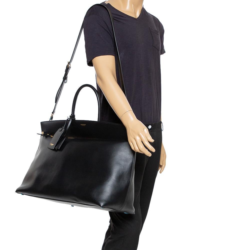 Classic and timeless silhouettes are at the core of Burberry bags, and the Society tote is the perfect example. Expertly crafted from fine black leather, this structured style features a top handle, a detachable shoulder strap, and a spacious