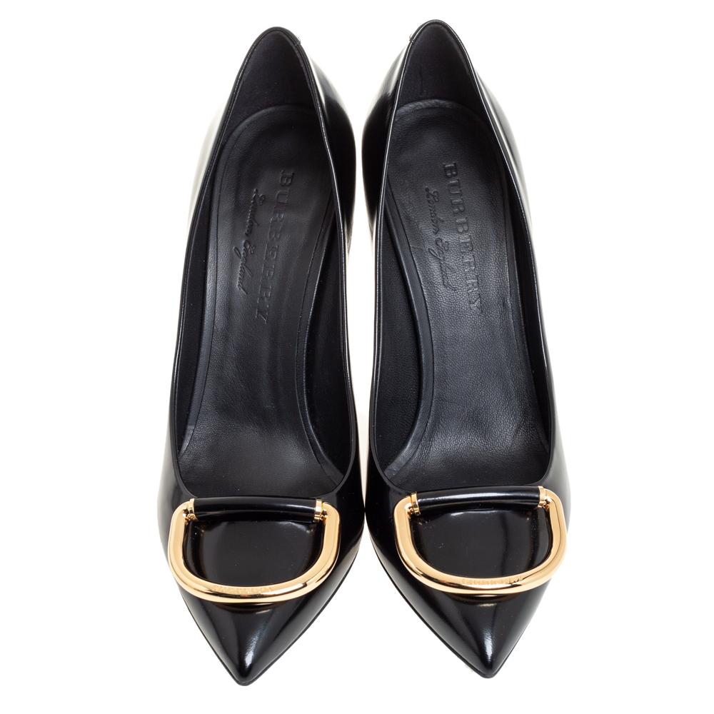 Die Flanagan-Pumps von Burrbery definieren den eleganten Charme und die minimalistische Ästhetik des Labels. Sie sind kunstvoll aus schwarzem Leder gefertigt und zeichnen sich durch schlanke Schnitte, einzigartige Details und eine robuste