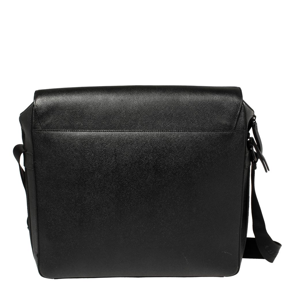 This messenger bag by Burberry is an ideal option for keeping your daily essentials safe. Made from leather, the bag is handy and durable. The shoulder strap is adjustable and the nylon-lined interior of the bag is sized to store all your