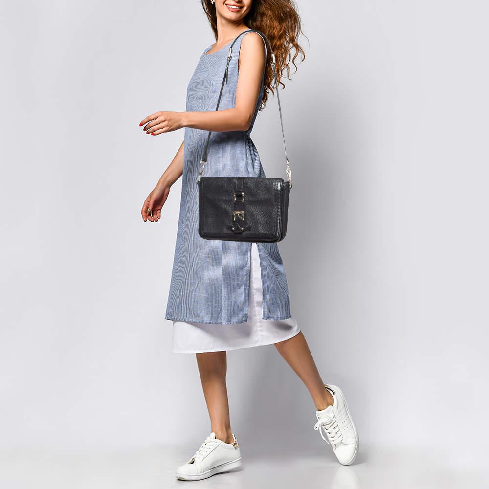 Burberry ti assicura un accessorio meraviglioso per accompagnarti ogni giorno con questa borsa di ottima fattura. Ha un aspetto elegante e un formato pratico.