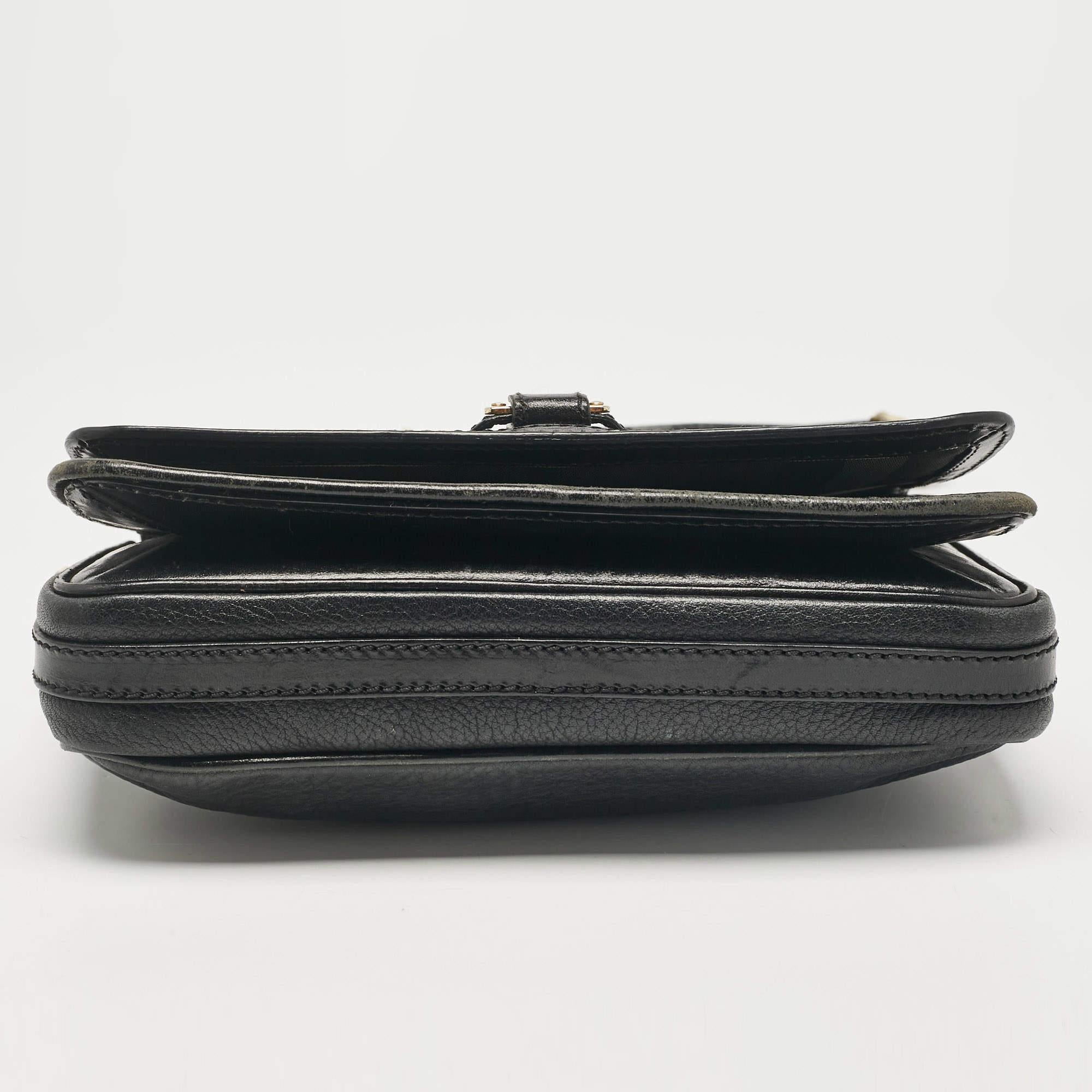 Burberry Borsa a tracolla con patta in pelle nera in vendita 1