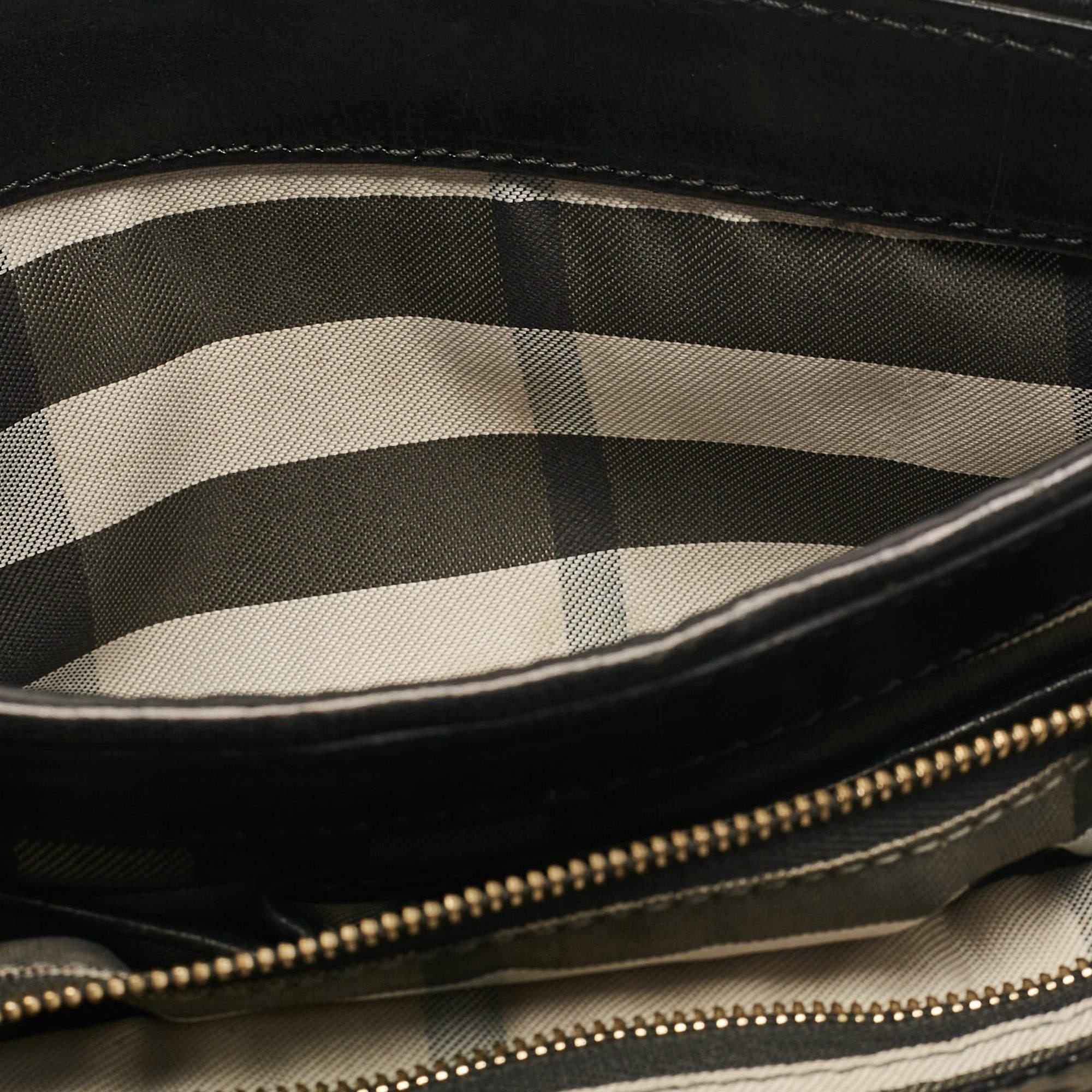 Burberry Borsa a tracolla con patta in pelle nera in vendita 3