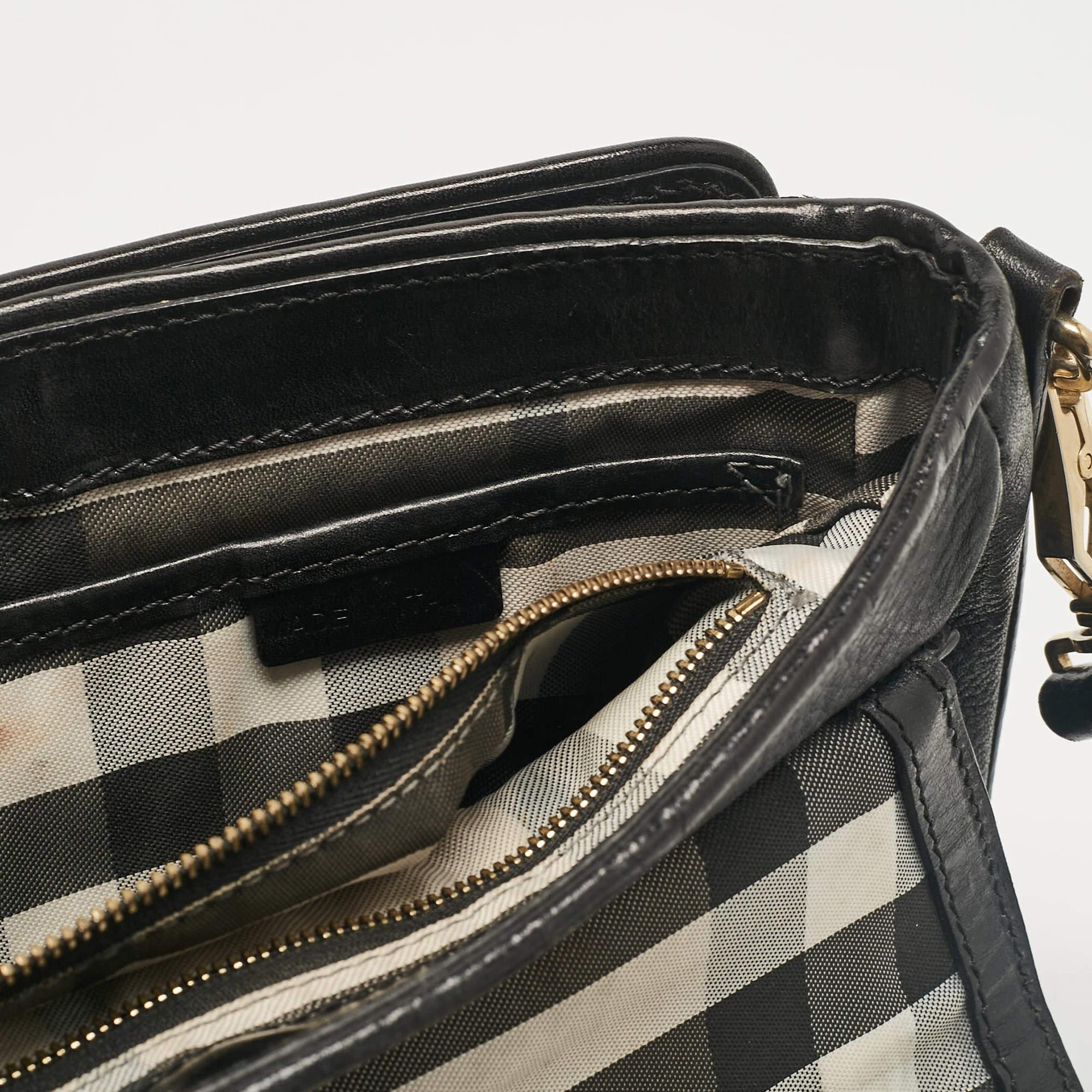 Burberry Borsa a tracolla con patta in pelle nera in vendita 4