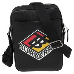Burberry Messenger Bag aus schwarzem Leder mit grafischem Logo von Burberry