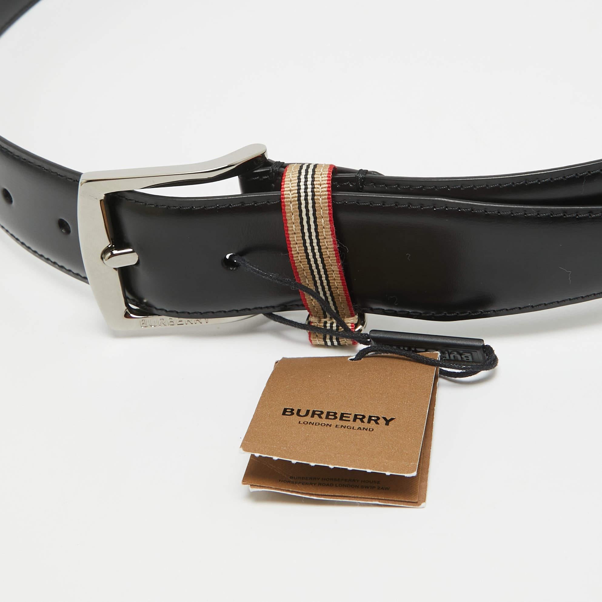 Aggiungi una finitura di lusso al tuo look con questa cintura in pelle di Burberry. È stato realizzato con cura per durare a lungo e dare slancio al tuo stile.