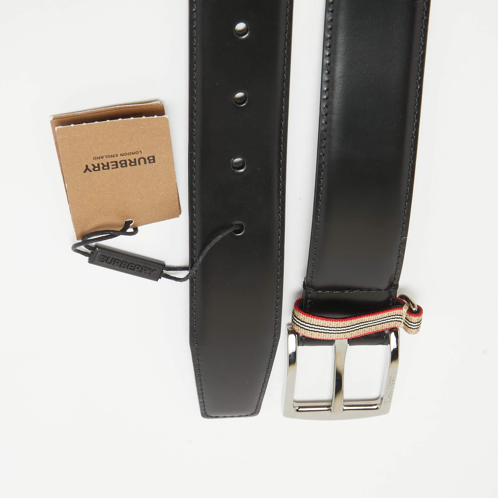 Nero Burberry Cintura in pelle nera con fibbia grigia 85cm in vendita