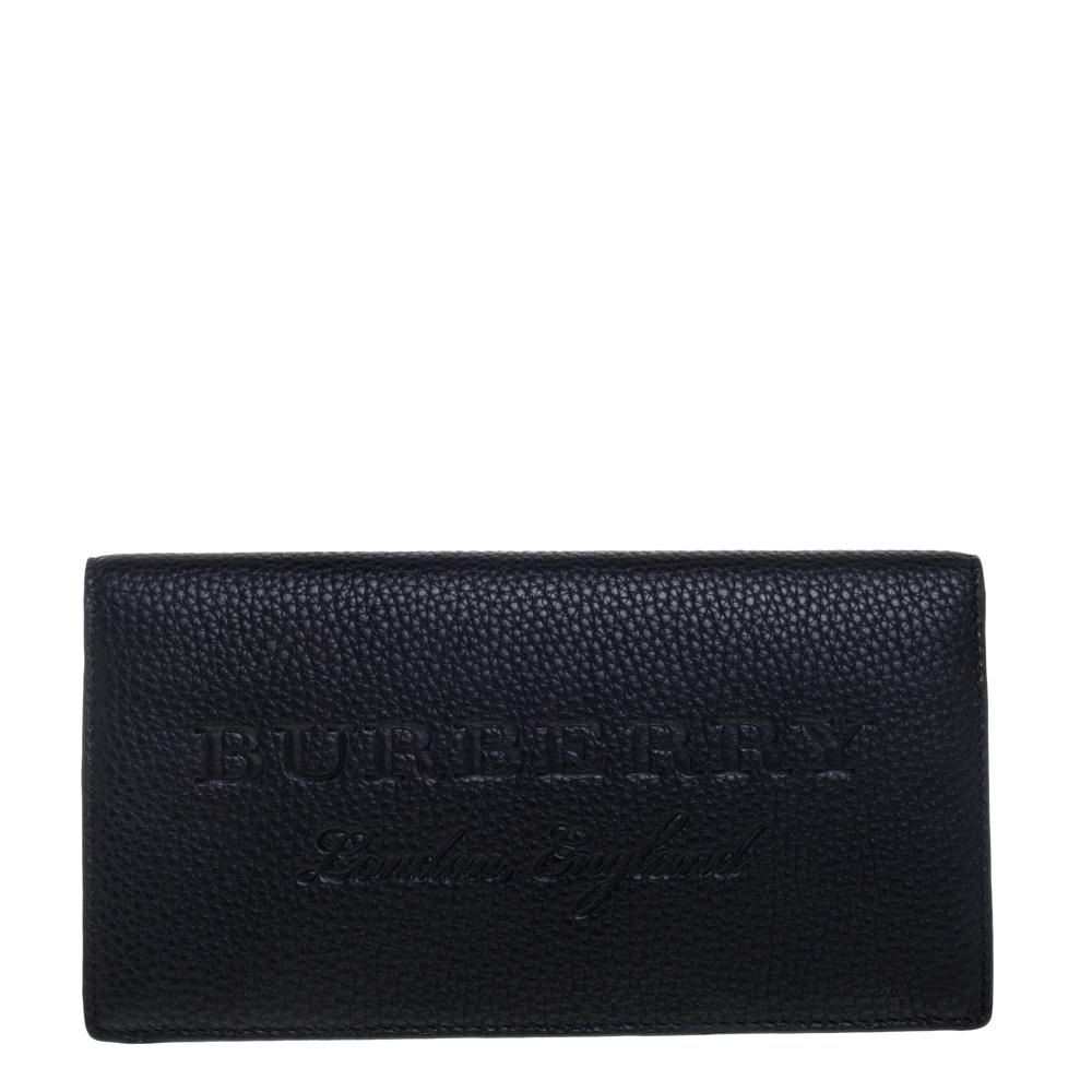 Burberry's minimal aesthetics infuses with the label's brilliant craftsmanship to create the Hastings wallet. Crafted from high-quality leather in a black shade, it features a logo-embossed front flap that opens to an interior equipped with multiple