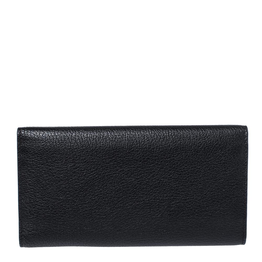 Durable and long-lasting, this wallet from Burberry is crafted from fine quality leather. Featuring a rich black shade, it flaunts a front flap that is adorned with a silver-tone metal accent and opens to a leather and nylon interior that houses a