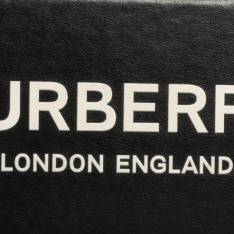 Nous emportons notre téléphone partout avec nous et il faut donc le protéger en permanence. Confectionnée en cuir noir, la coque pour iPhone Burberry présente un logo imprimé et convient aux iPhone X et XS.