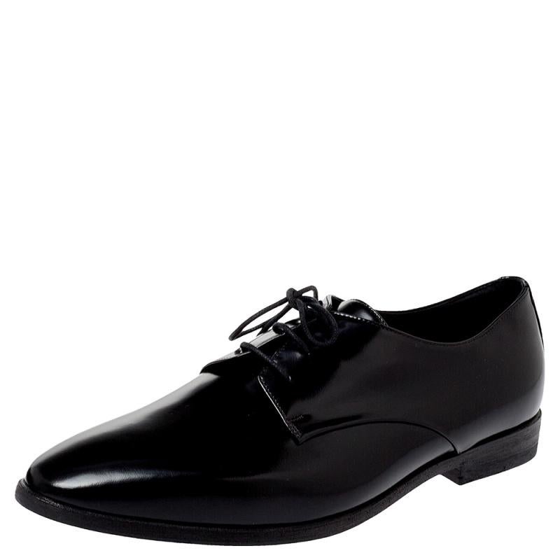 Burberry is a brand that epitomizes art and creativity, and all their designs have a luxurious blend of comfort and style. Trendy and smart, this black Derby is a must-have. Crafted from leather and styled with lace-ups, it comes equipped with