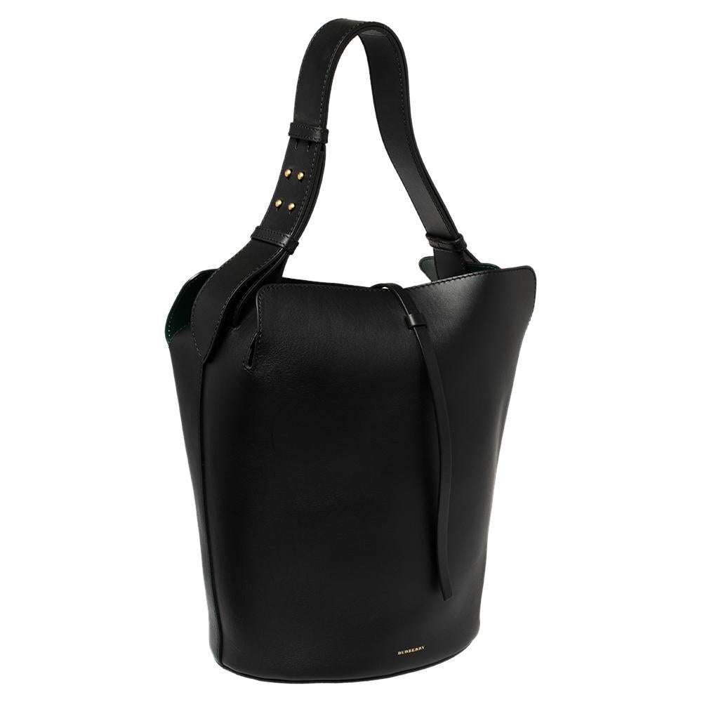 Burberry Black Leather Large Bucket Bag In New Condition In Dubai, Al Qouz 2