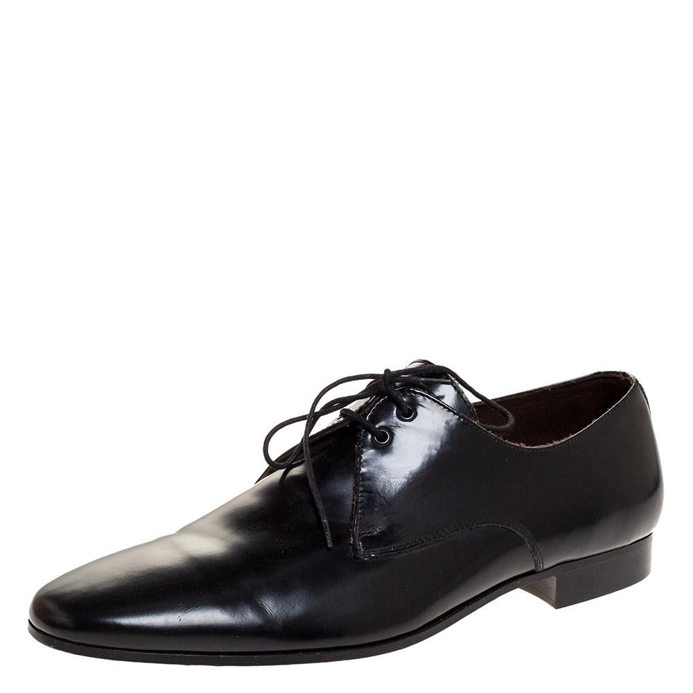These designer Linbridge derbies from the house of Burberry are just what you need to pair with a smart formal look. These black-colored shoes are crafted from leather with lace-ups on the uppers, low heels, and sturdy soles.

Includes: Original