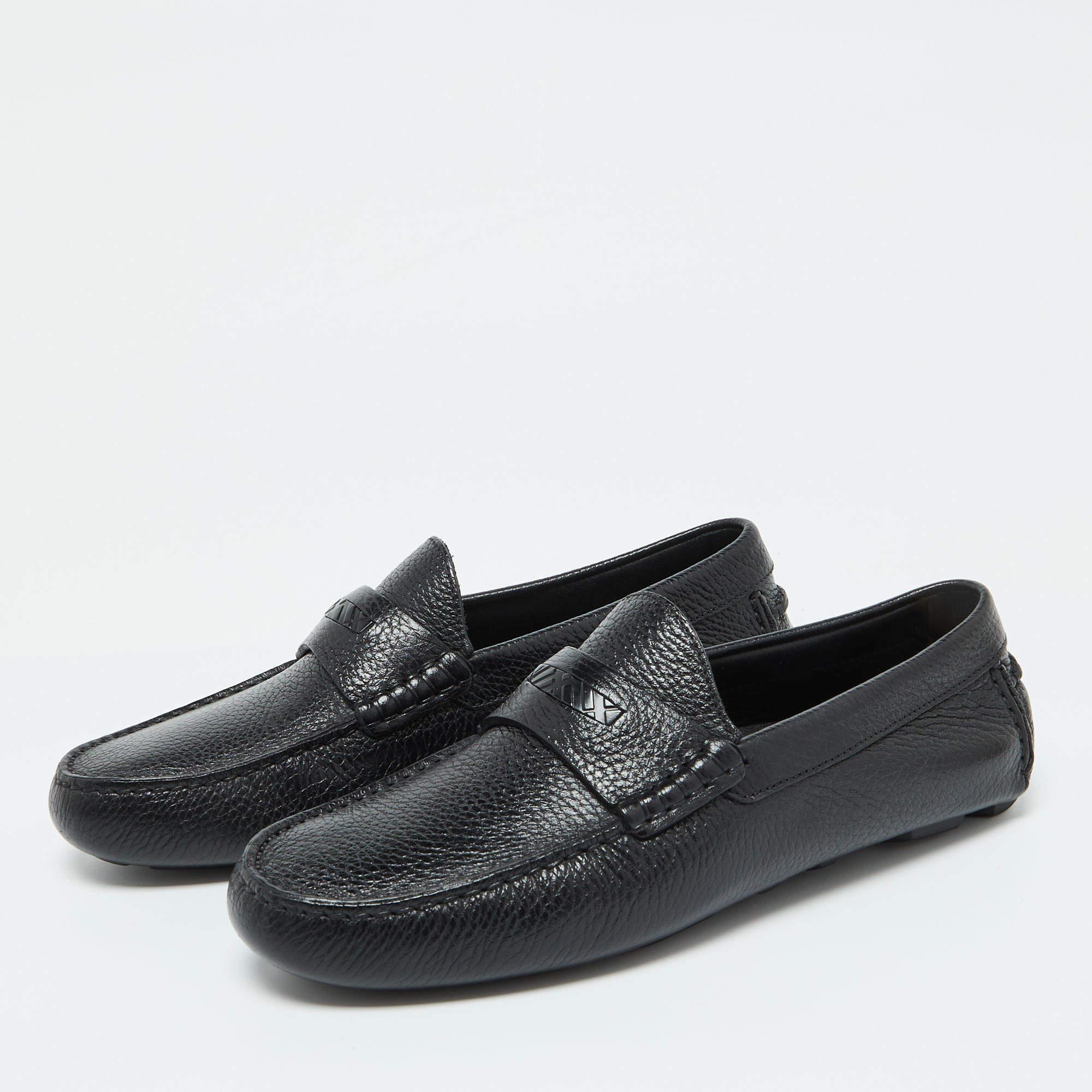 Pour compléter parfaitement vos tenues, nous vous présentons cette paire de mocassins qui ne parle que de style. Les chaussures ont été fabriquées avec savoir-faire et sont conçues pour être faciles à enfiler. Ils sont le choix idéal pour compléter