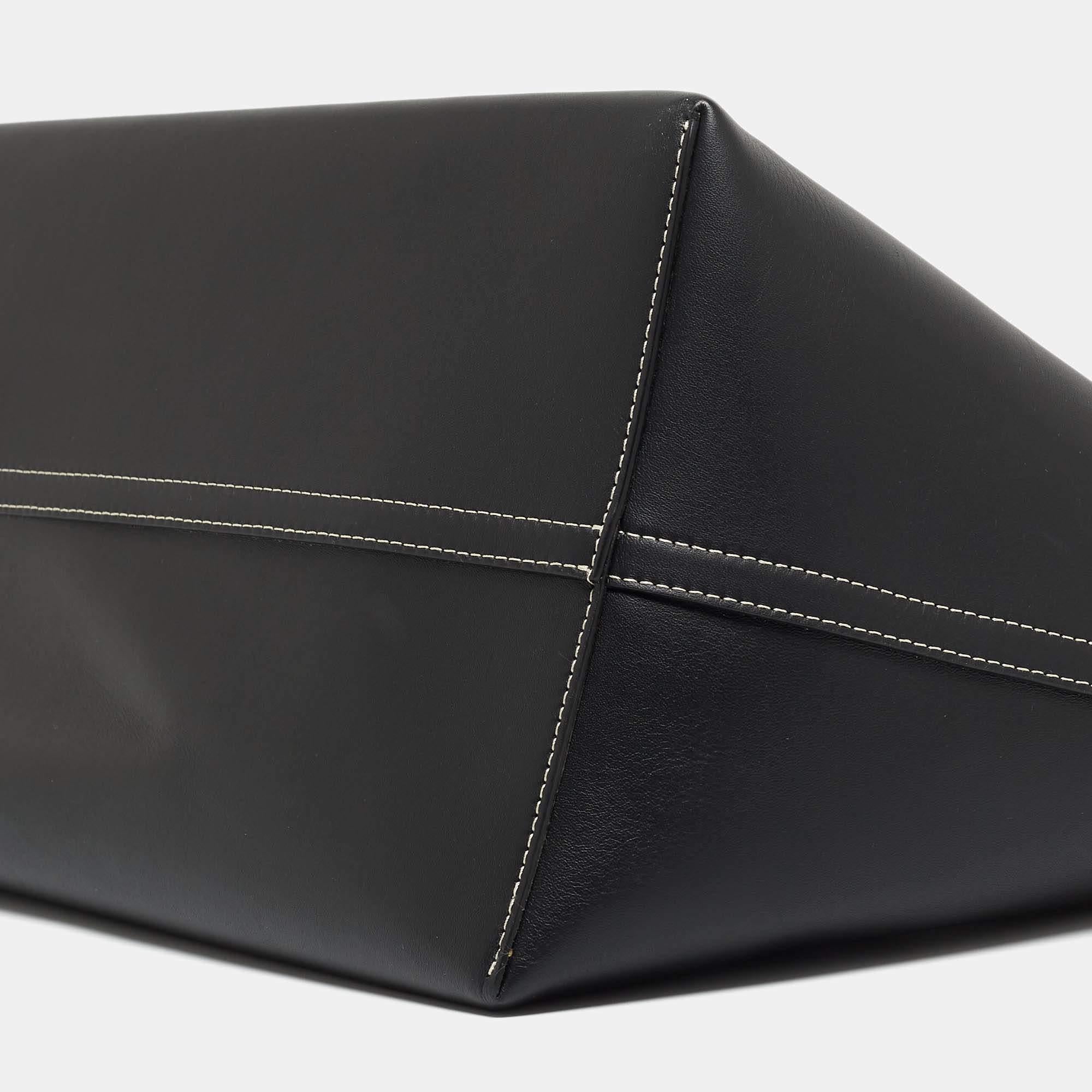 Burberry Black Leather Medium Soft Pocket Tote For Sale 7