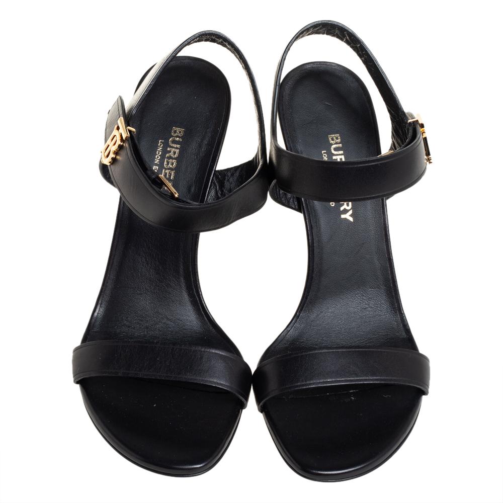 These Burberry sandals are a reflection of the label's immaculate artistry in shoemaking. Crafted from leather in a black shade, these beauties have a timeless appeal and can add oodles of sophistication to your ensemble. They are detailed with