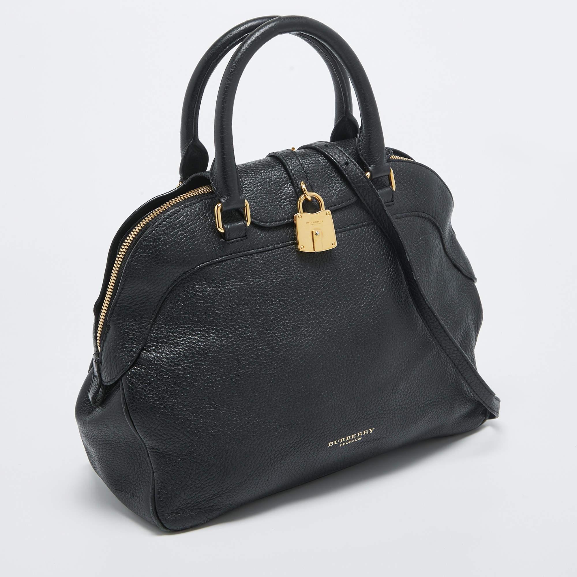 Burberry Schwarze Leder- Padlock-Klappentasche mit Klappe im Zustand „Relativ gut“ in Dubai, Al Qouz 2