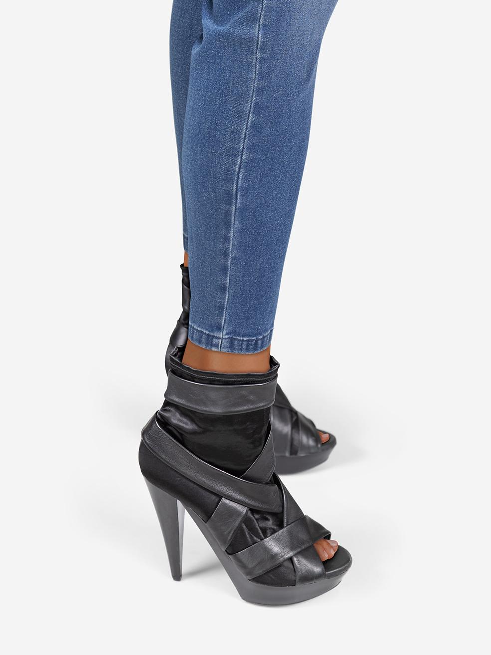 CONDITION is Very good. Minimal wear to the heels is evident. Scratching to the platform and heels on both shoes. Abrasion across the leather strap on both shoes on this used Burberry designer resale item.
 
 
 
 
 
 Details
 
 
 Black
 
 Leather
 
