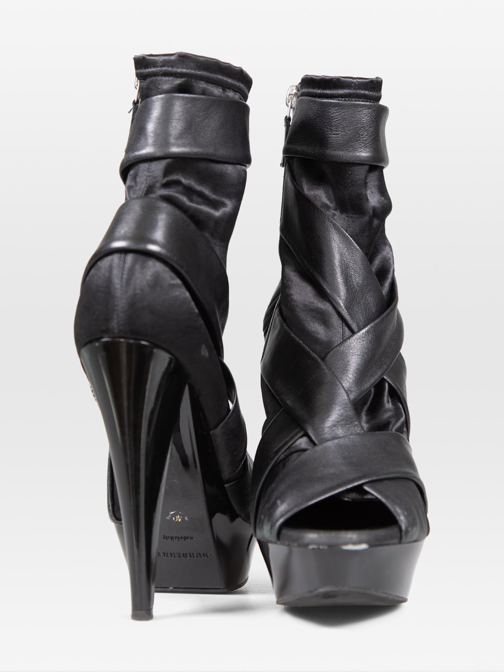 Burberry Black Leather Peep Toe Heeled Boots Size IT 40 In Good Condition For Sale In London, GB