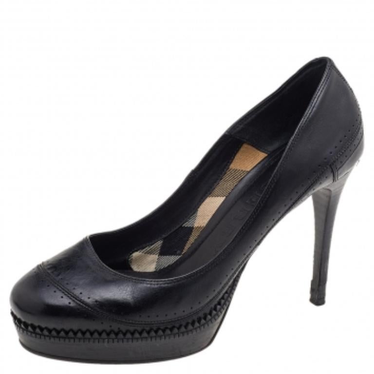 Hay algunos zapatos que superan la prueba del tiempo y los ciclos de la moda: estos zapatos de salón Burberry atemporales. Fabricados en piel de color negro, están diseñados con cortes elegantes, punta redonda y tacón alto.