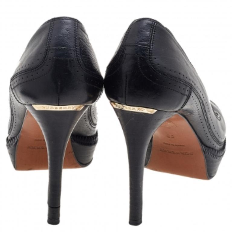 Bombas de plataforma de cuero negro Burberry talla 39 en venta 1