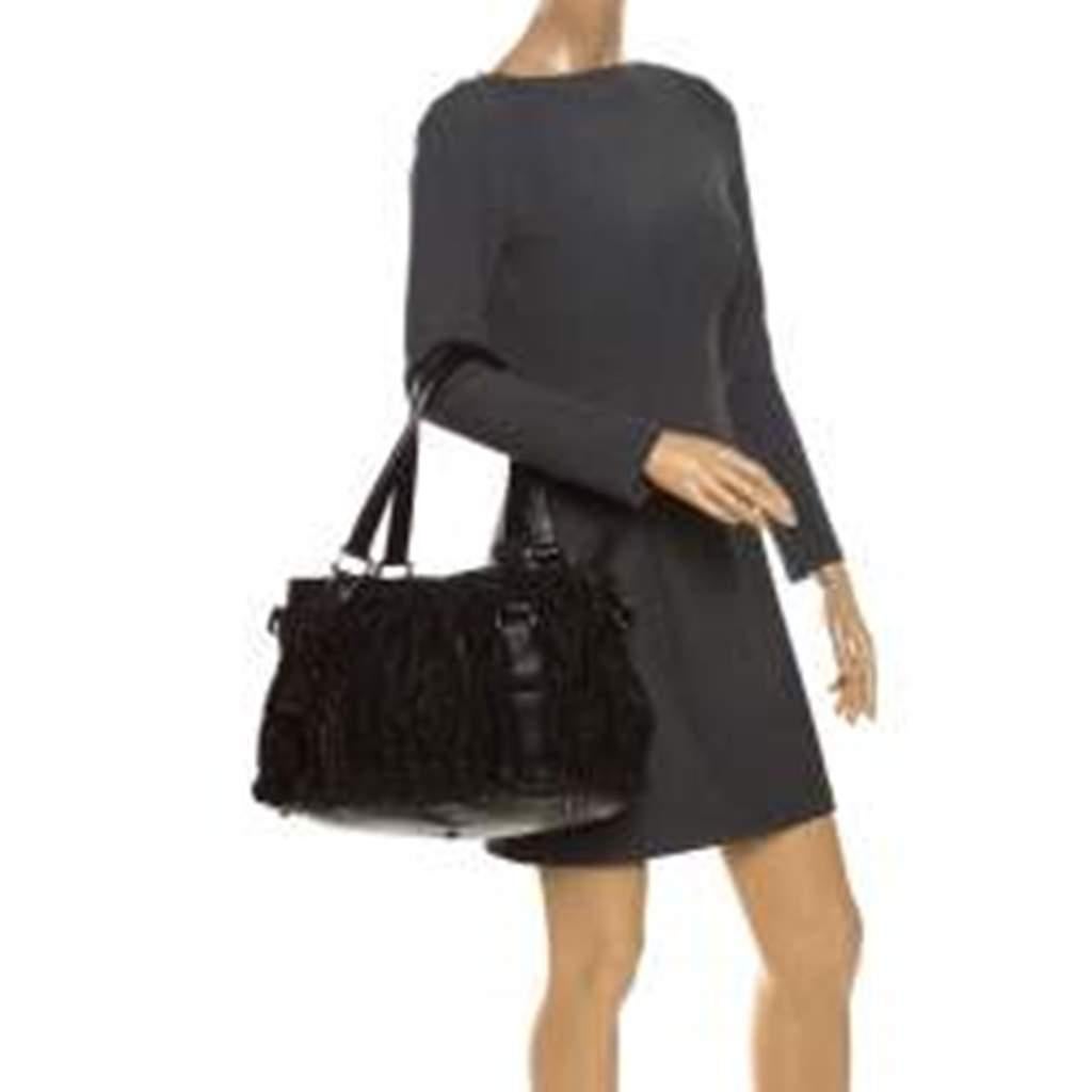 Burberry Lowry Tote aus schwarzem Leder mit Rüschen (Schwarz)