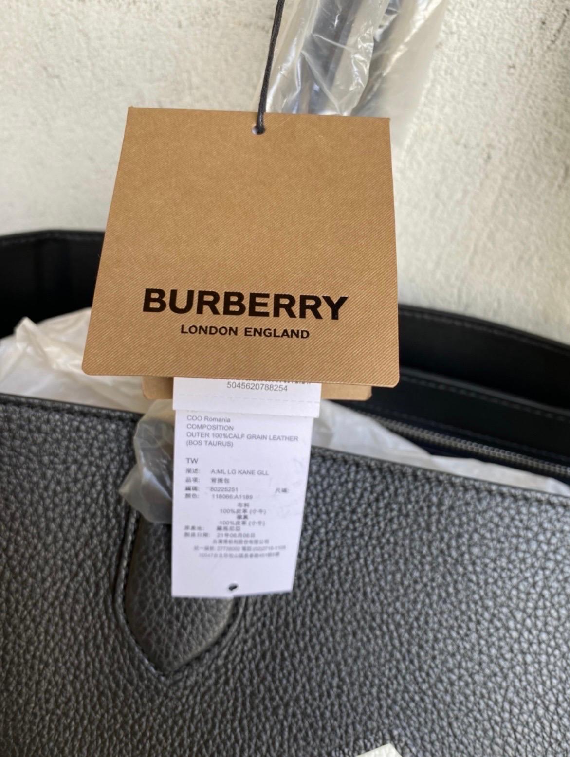 Burberry shopper in black leather, with logo on the front, new never worn with tag, with internal document holder, complete with dustbag. Measurements, height 41cm base 40cm thickness 16cm, handles length 20cm.