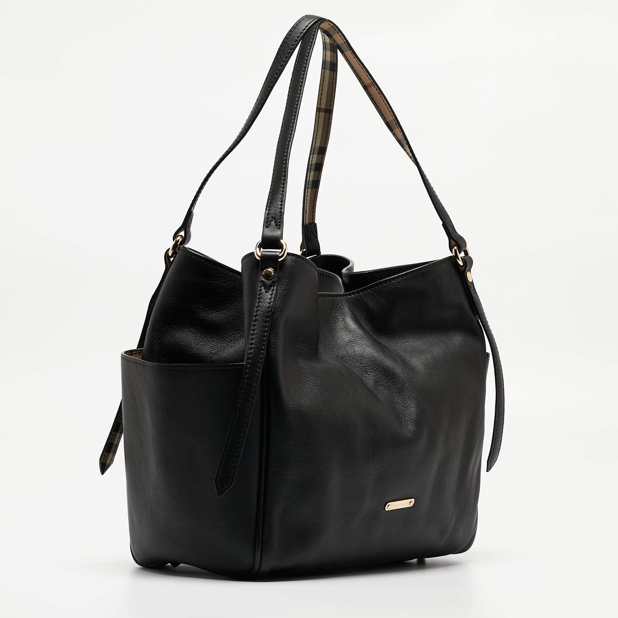 Created from high-quality materials, this tote is enriched with functional and classic elements. It can be carried around conveniently, and its interior is perfectly sized to keep your belongings with ease.

