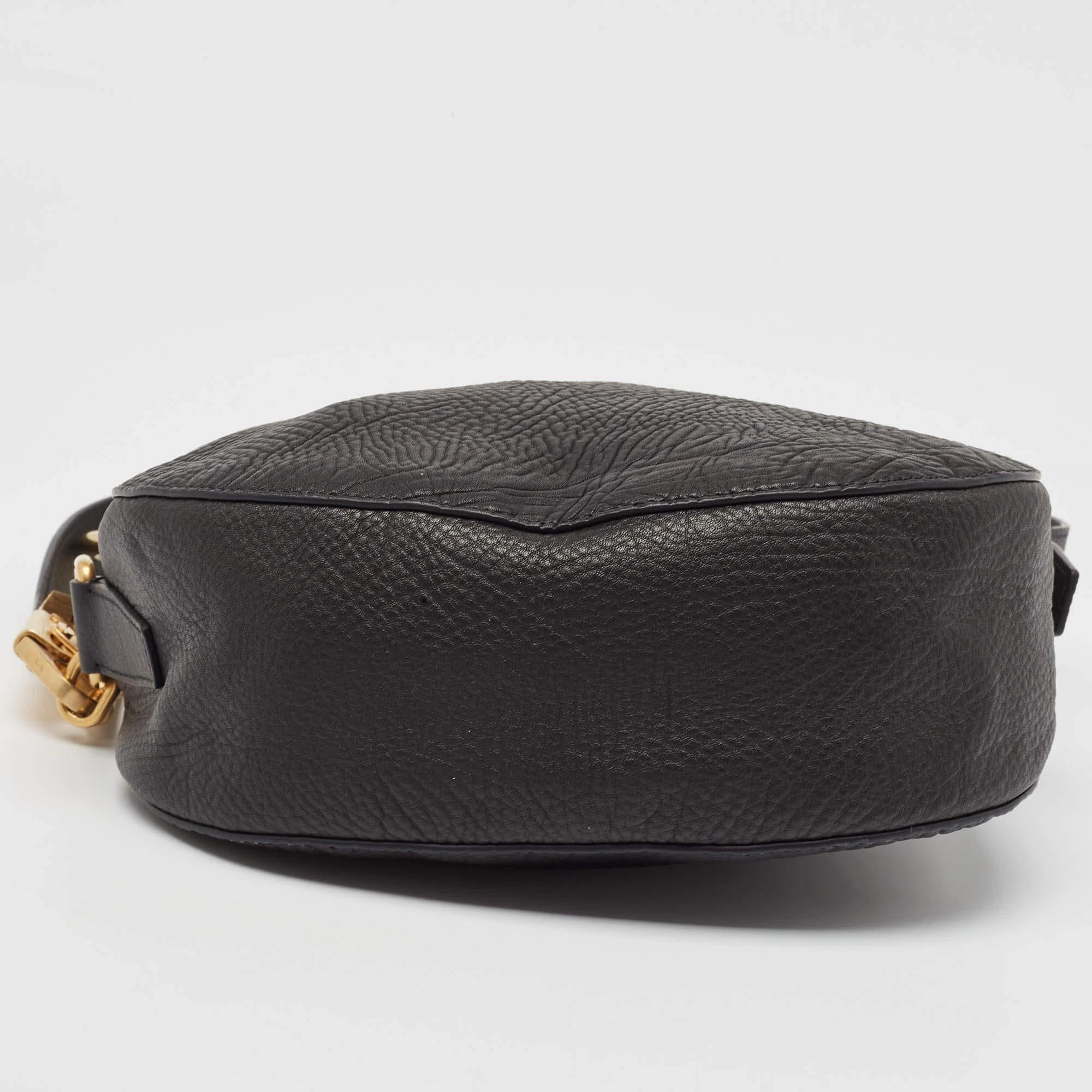Burberry Borsa a spalla piccola in pelle nera Knight in vendita 1