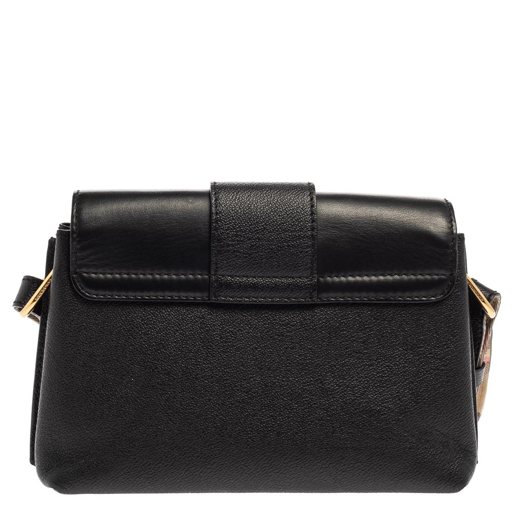 Showcasing a trendy design and durable construction, this Medley crossbody bag from Burberry offers style and sheer practicality. It's a versatile creation crafted with leather and detailed with a gold-tone buckle closure on the front. Complete with