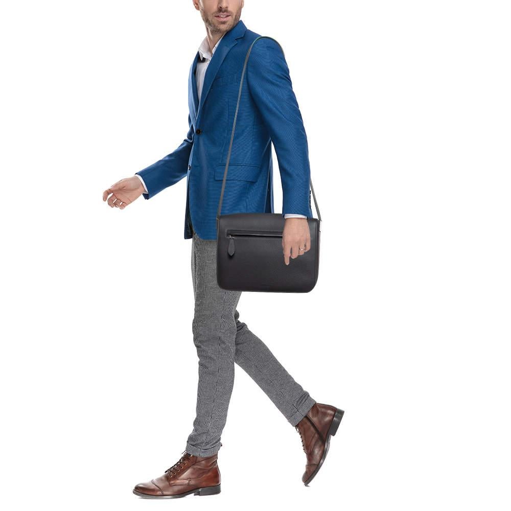 Trust messenger bags to offer functional ease and a comfortable carrying experience. Smartly designed the bag has a classy black exterior and a spacious interior. Perfect for work and weekend getaways.