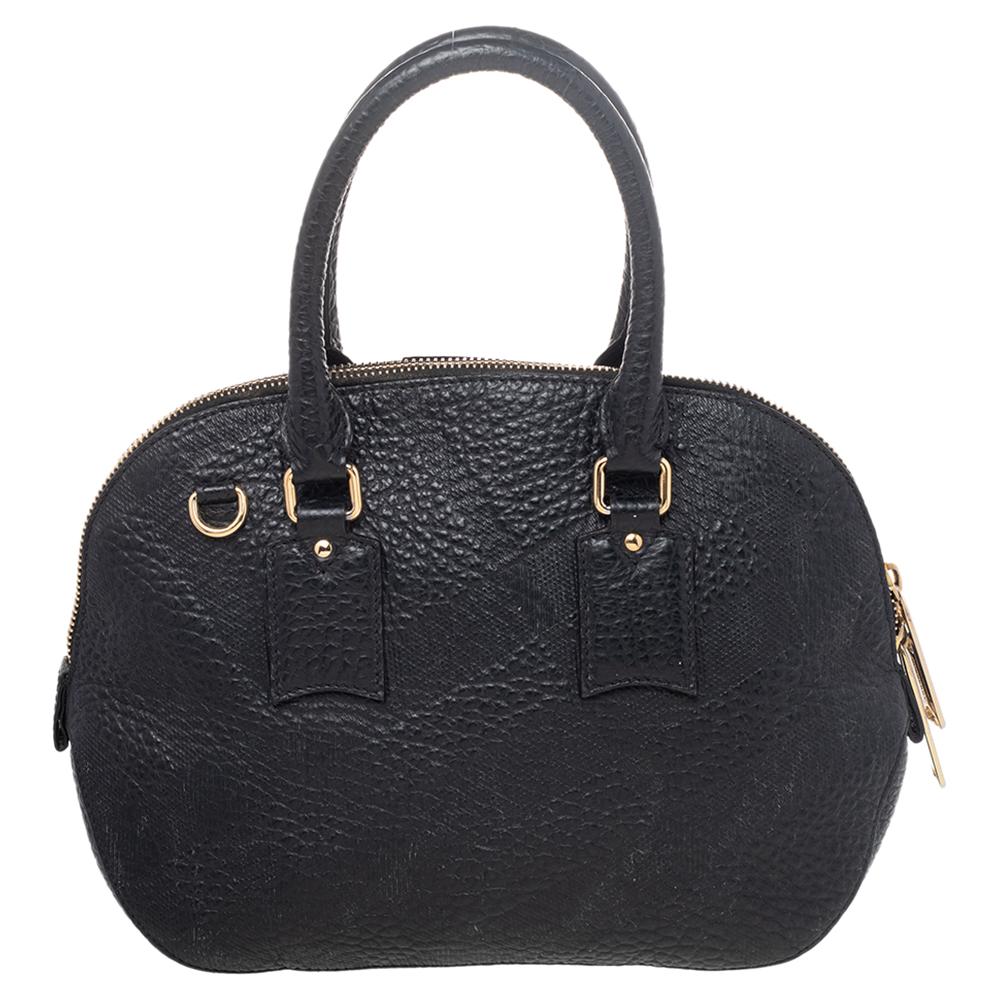 Finely crafted and designed, this Burberry Black Orchard Bowler bag is a must-have in every woman's collection. It is made from embossed leather and features two handles, gold-tone hardware, and a spacious fabric interior.

