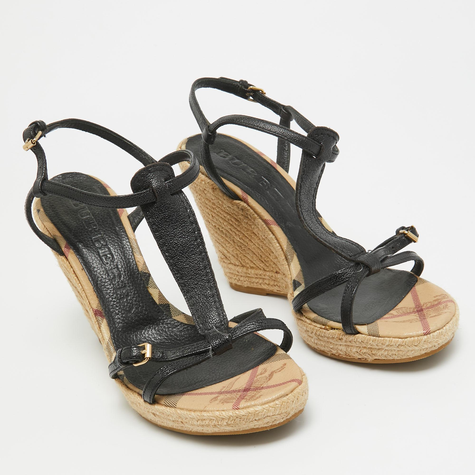 Sandalias de cuña con barra en T de piel negra de Burberry talla 39 en Excelente estado para la venta en Dubai, Al Qouz 2