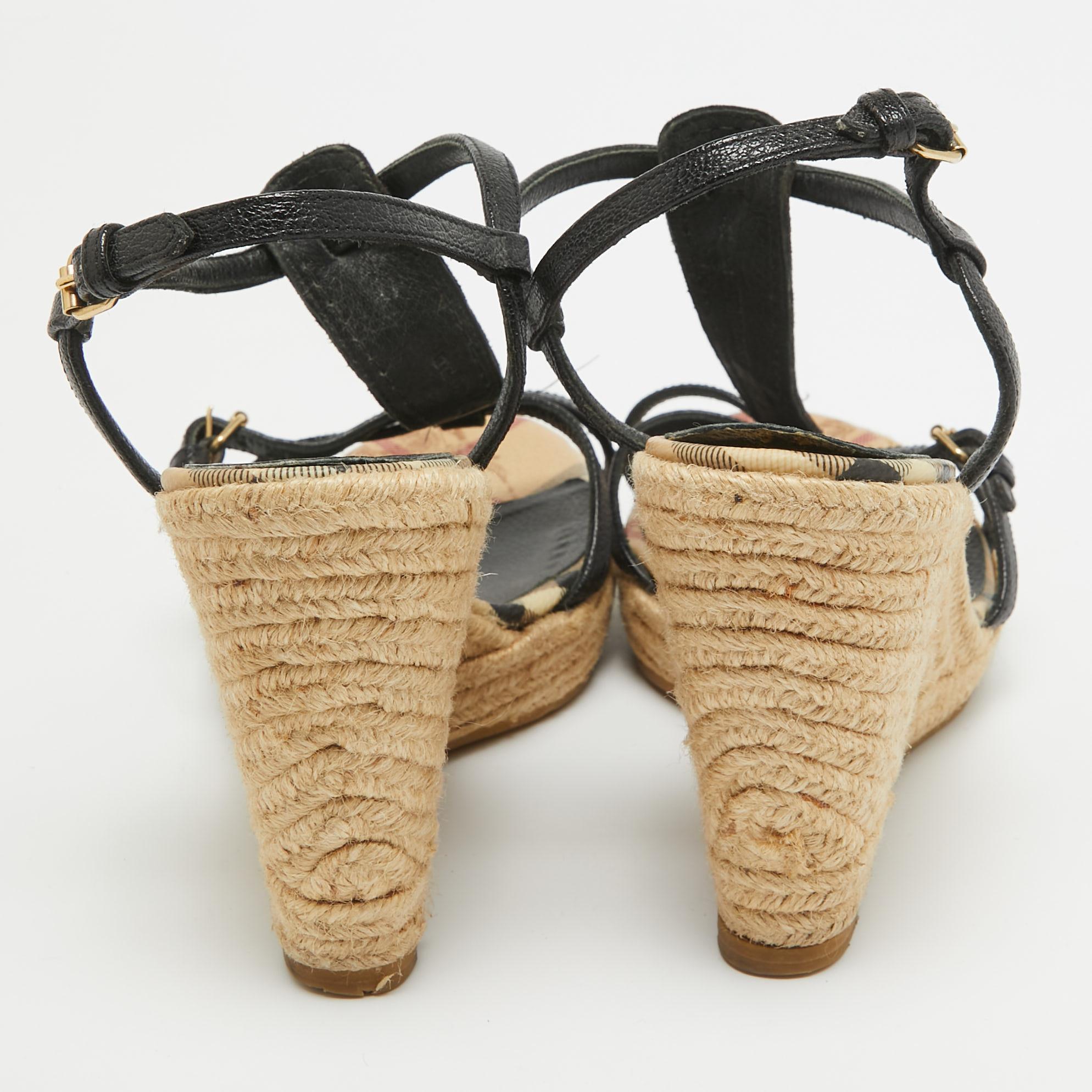 De las mujeres Sandalias de cuña con barra en T de piel negra de Burberry talla 39 en venta