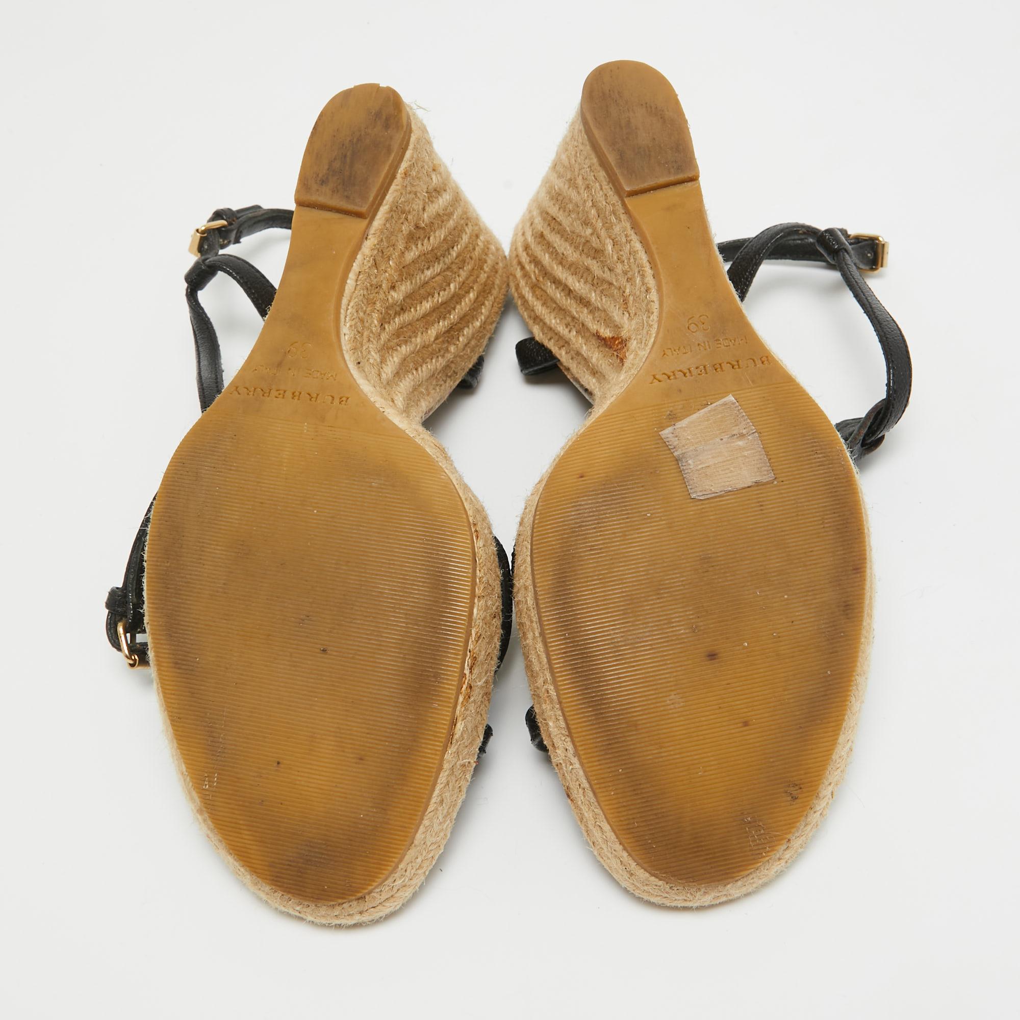 Sandalias de cuña con barra en T de piel negra de Burberry talla 39 en venta 1
