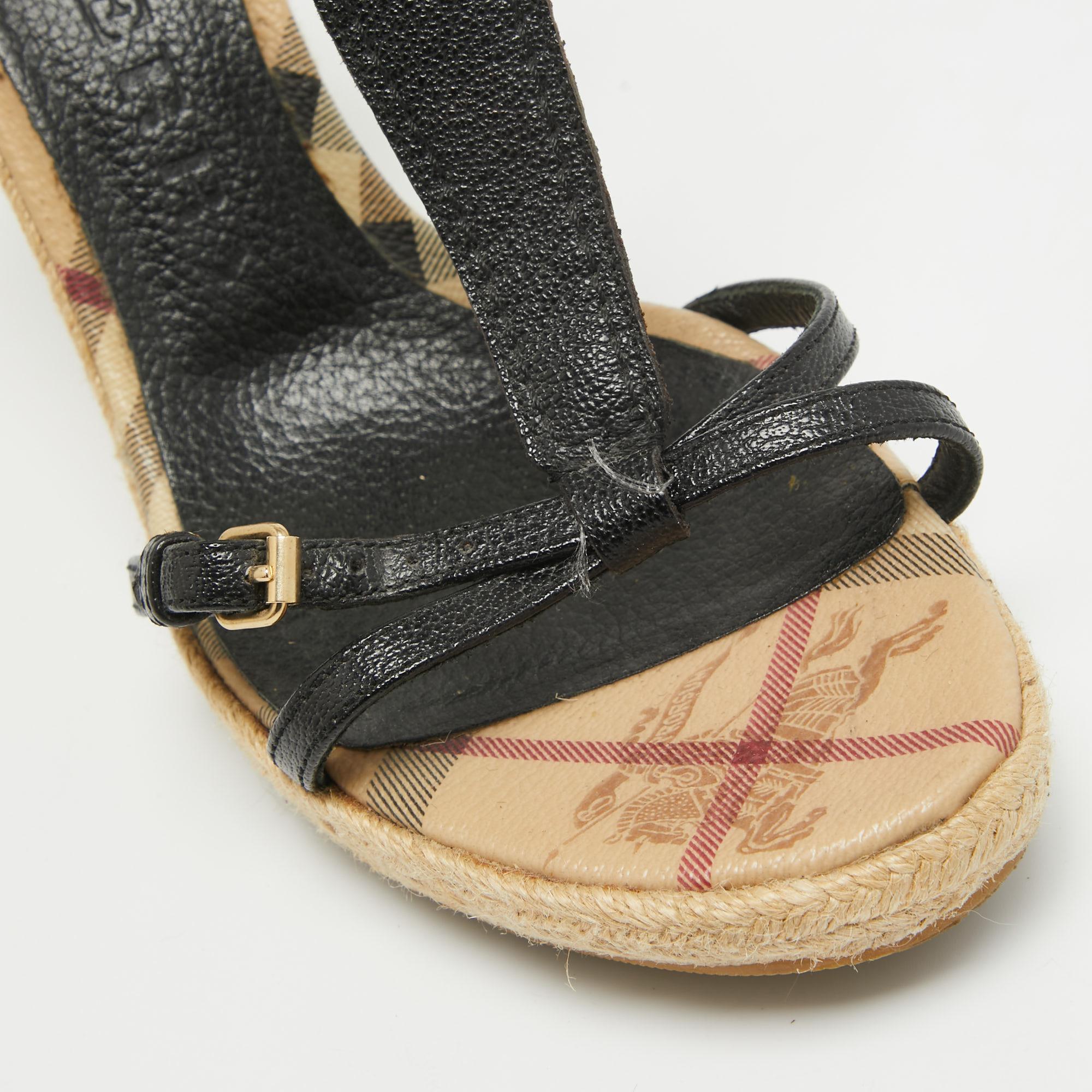Sandalias de cuña con barra en T de piel negra de Burberry talla 39 en venta 2